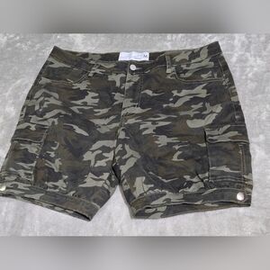 Egreis Women's Camouflage Cargo Shorts Size M WAIST MEASURES 36".